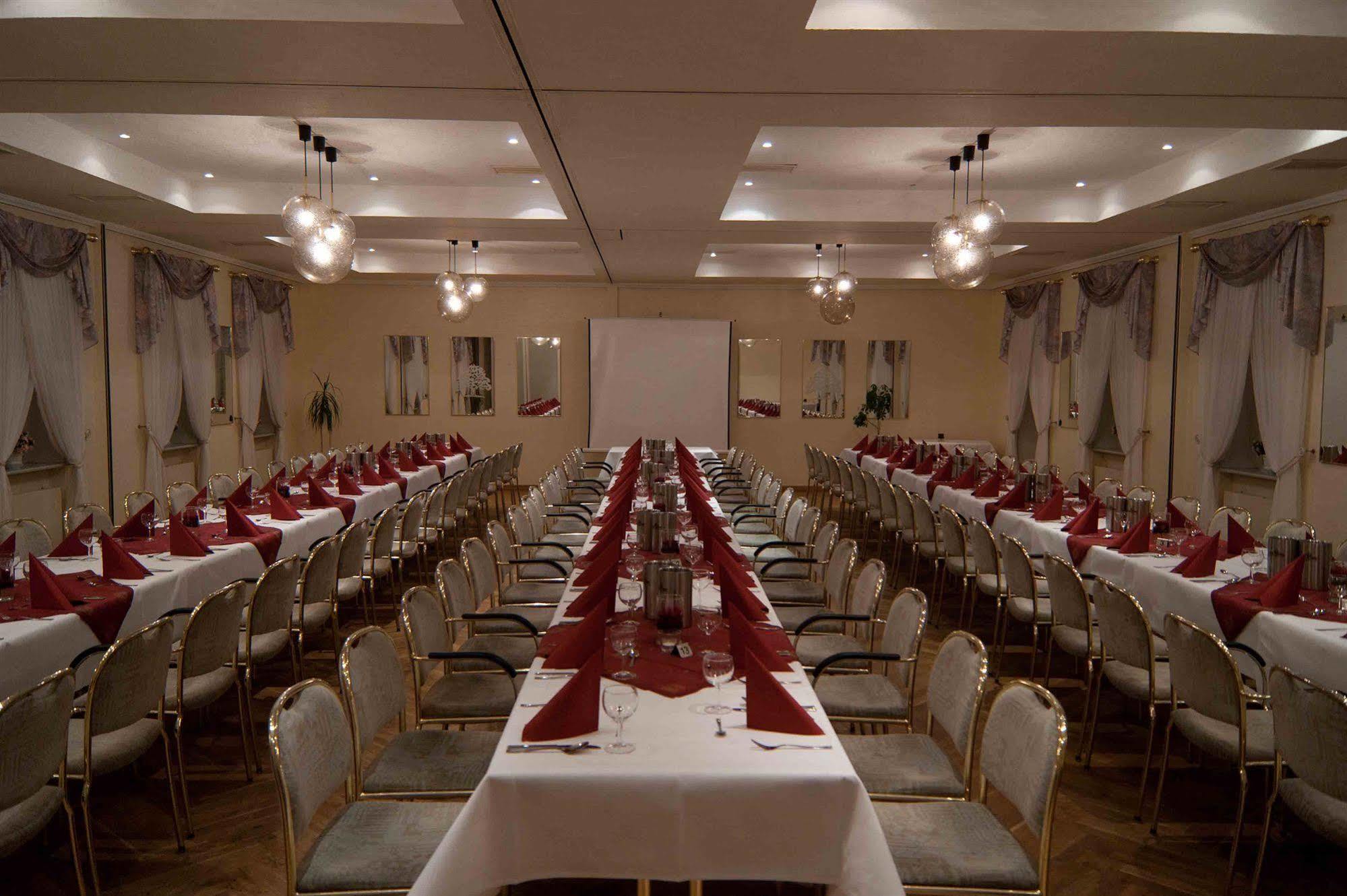 Hotel Zur Linde メルドルフ エクステリア 写真